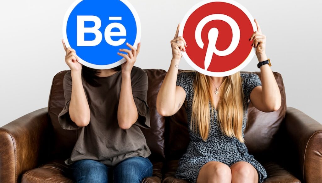 people-holding-social-media-icons_53876-71110