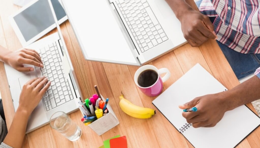 young-business-people-working-laptops_13339-228902